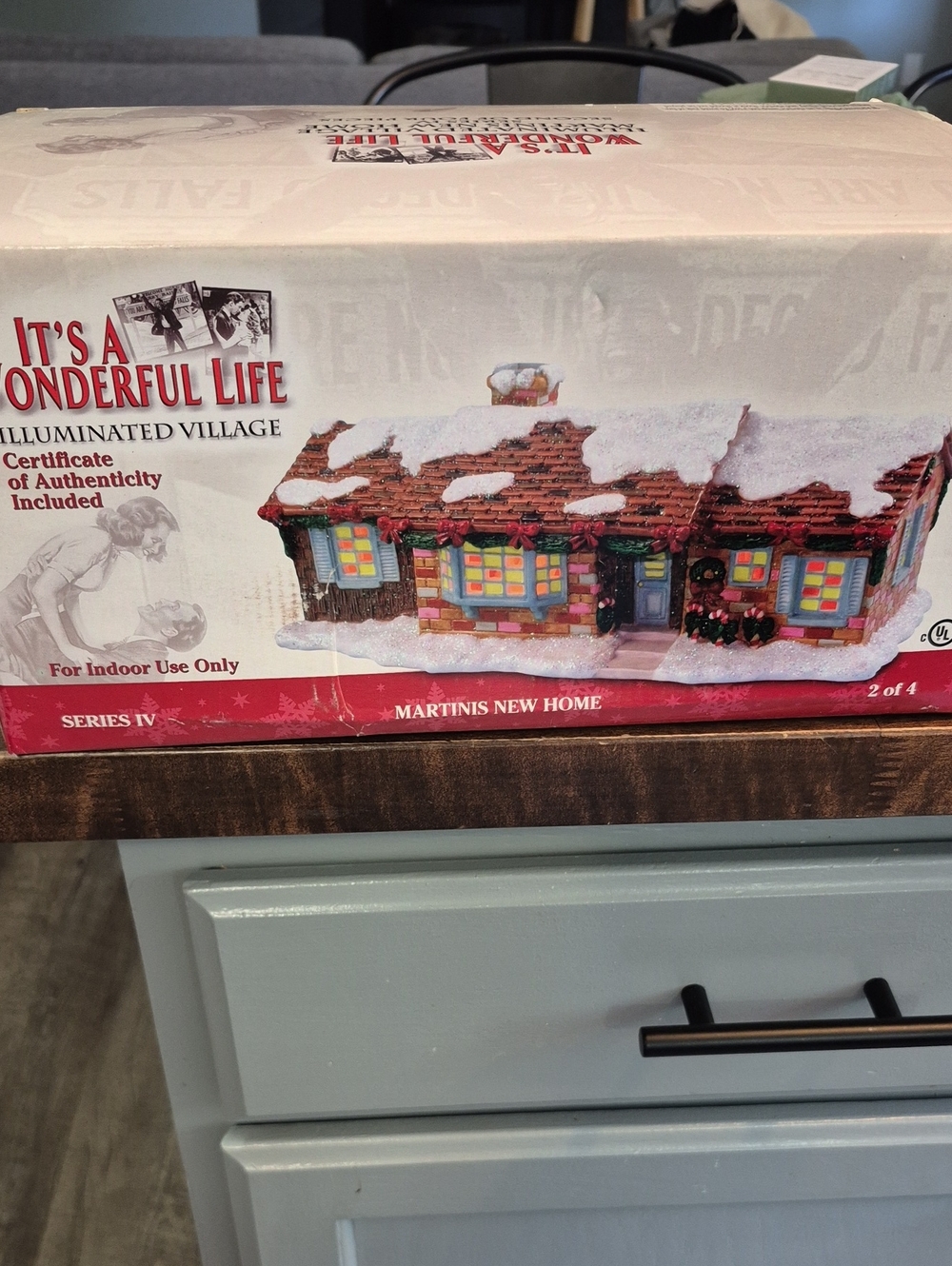 It's a Wonderful Life Illuminated Village - Martini's New Home (White/Red/Brown)
